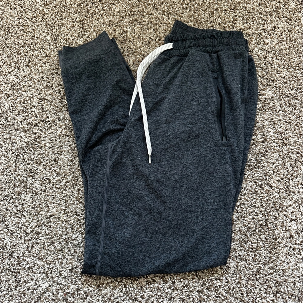 Vuori Men’s Ponto Joggers in Charcoal